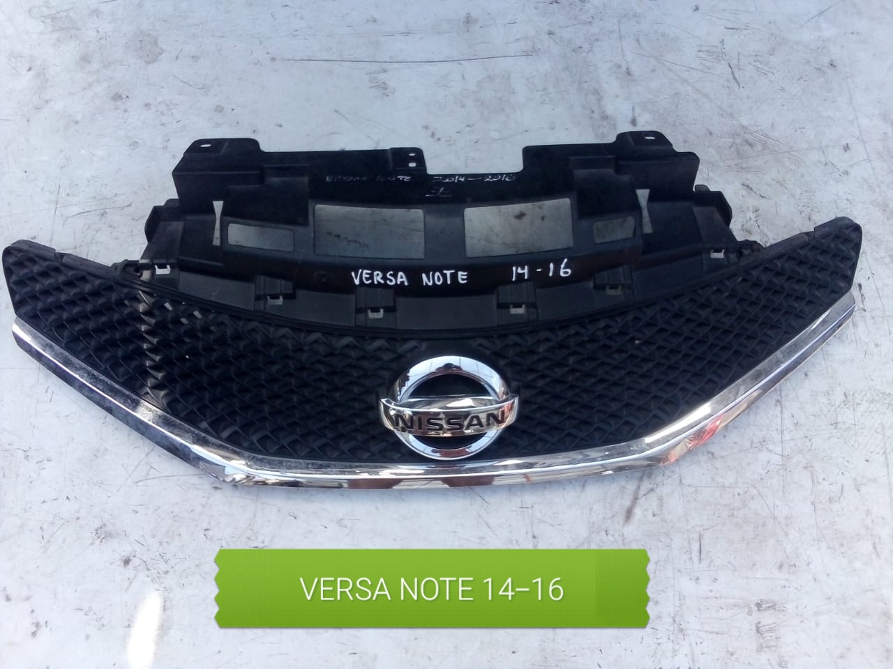 MASCARA NISSAN VERSA NOTE 2014 AL 2016