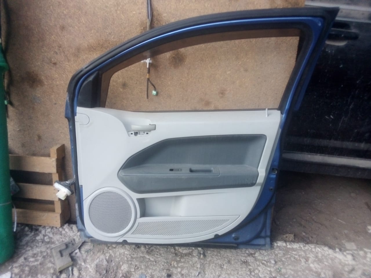 PUERTA DELANTERA DERECHA DODGE CALIBER 2007 AL 2012