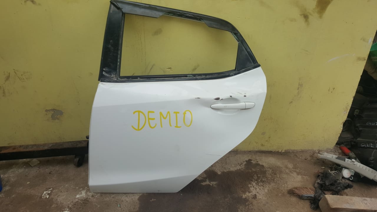 PUERTA POSTERIOR IZQUIERDA MAZDA DEMIO  2007 AL 2015