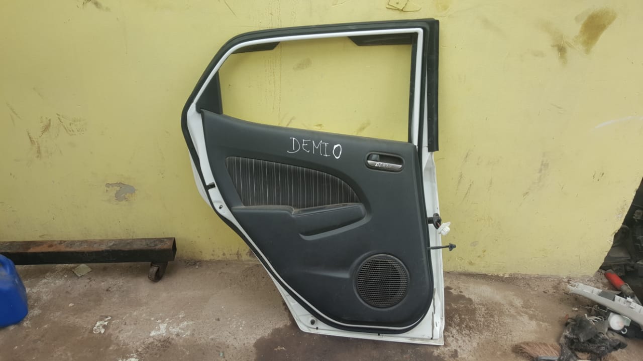 PUERTA POSTERIOR IZQUIERDA MAZDA DEMIO  2007 AL 2015