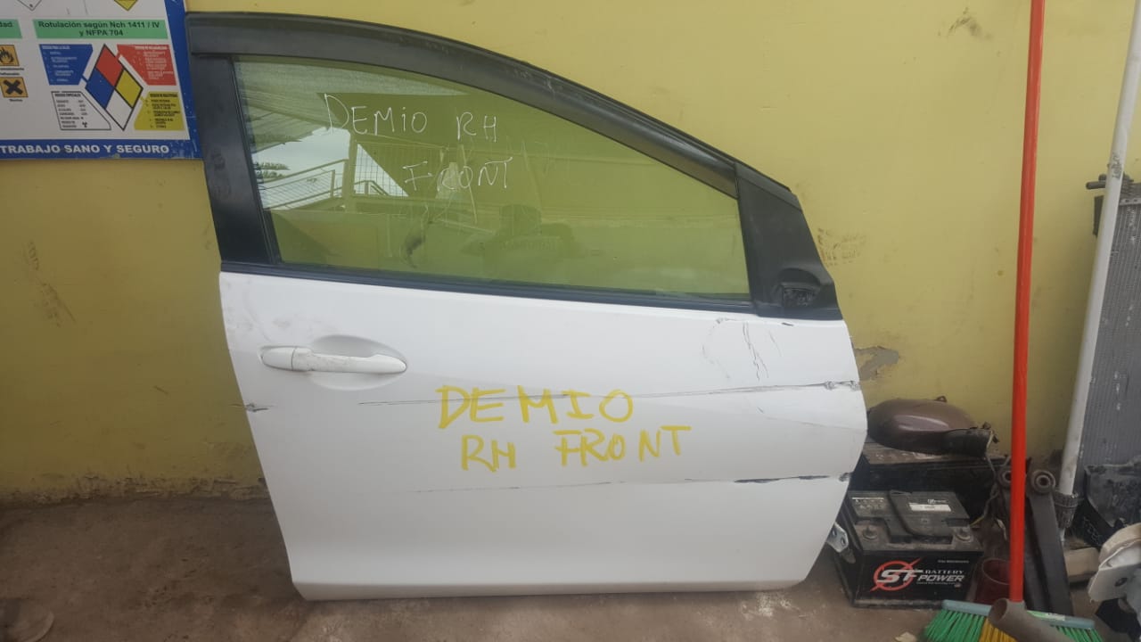 PUERTA DELANTERA DERECHA MAZDA DEMIO 2007 AL 2015