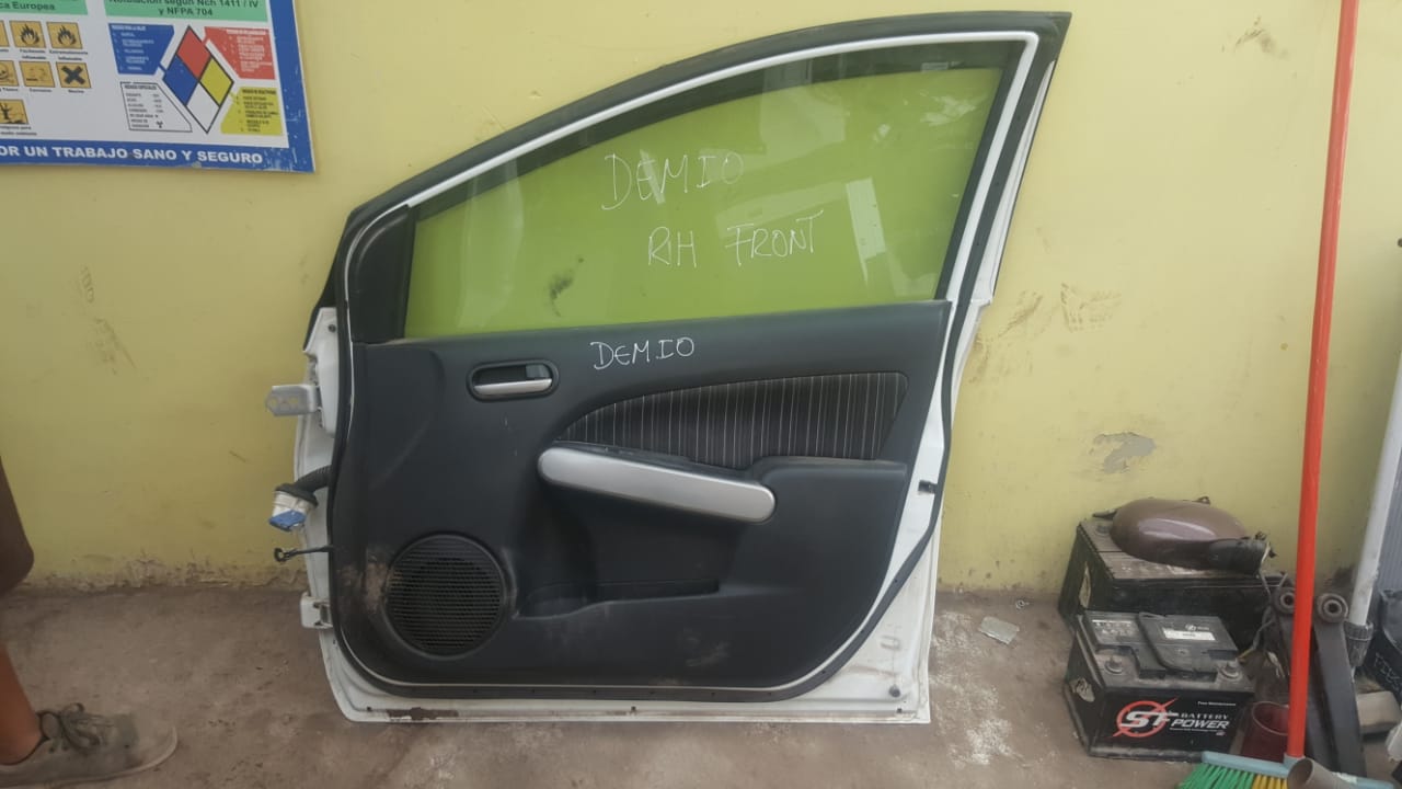 PUERTA DELANTERA DERECHA MAZDA DEMIO 2007 AL 2015