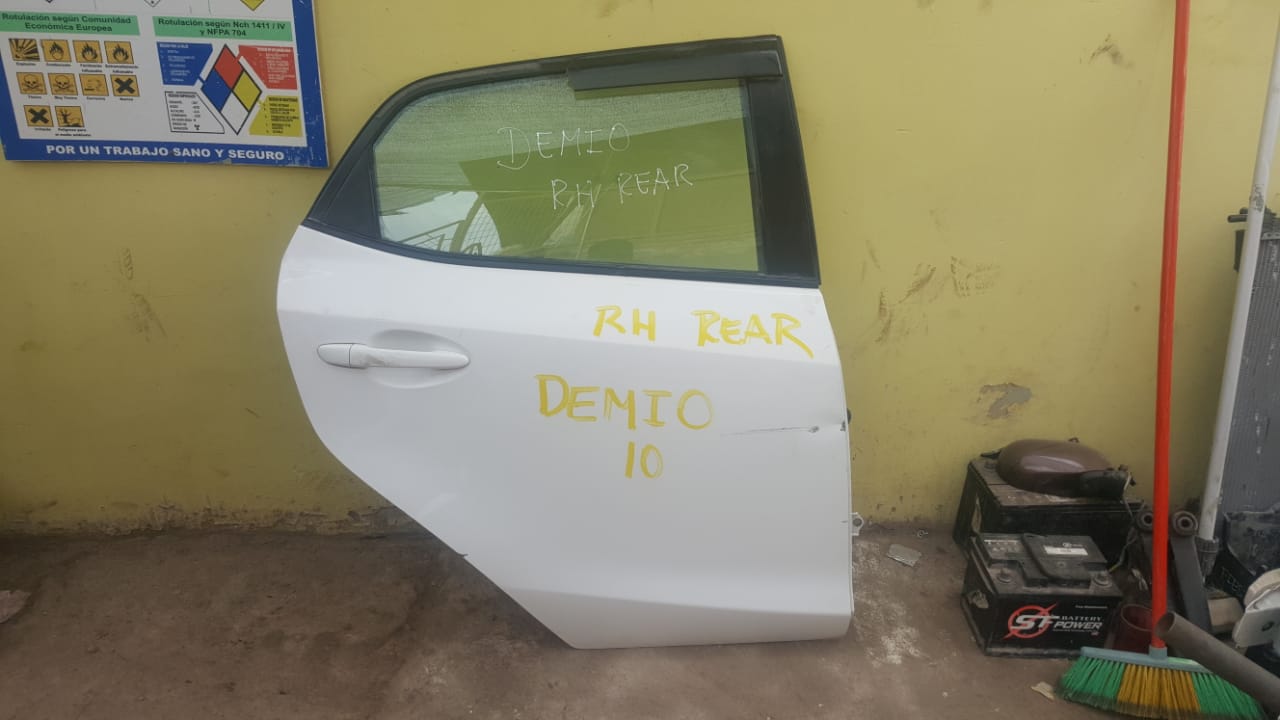 PUERTA POSTERIOR DERECHA MAZDA DEMIO 2007 AL 2015