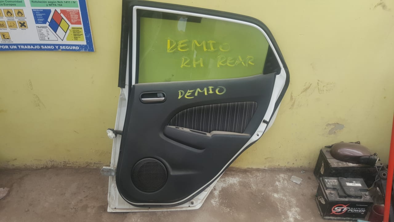 PUERTA POSTERIOR DERECHA MAZDA DEMIO 2007 AL 2015