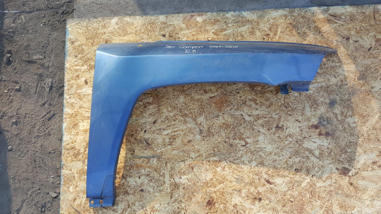 TAPABARROS DERECHO CELESTE JEEP COMPASS 2007 AL 2010