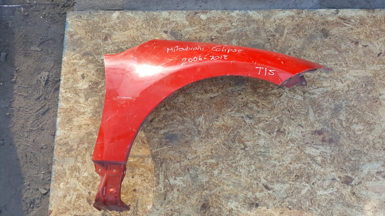 TAPABARROS IZQUIERDO ROJO MITSUBISHI ECLISPE 2006 AL 2012