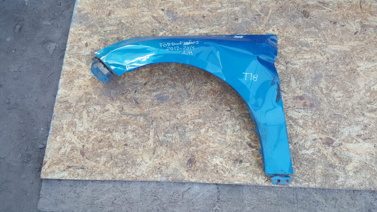 TAPABARRO IZQUIERDO CON DETALLE FORD FOCUS 2012 AL 2018