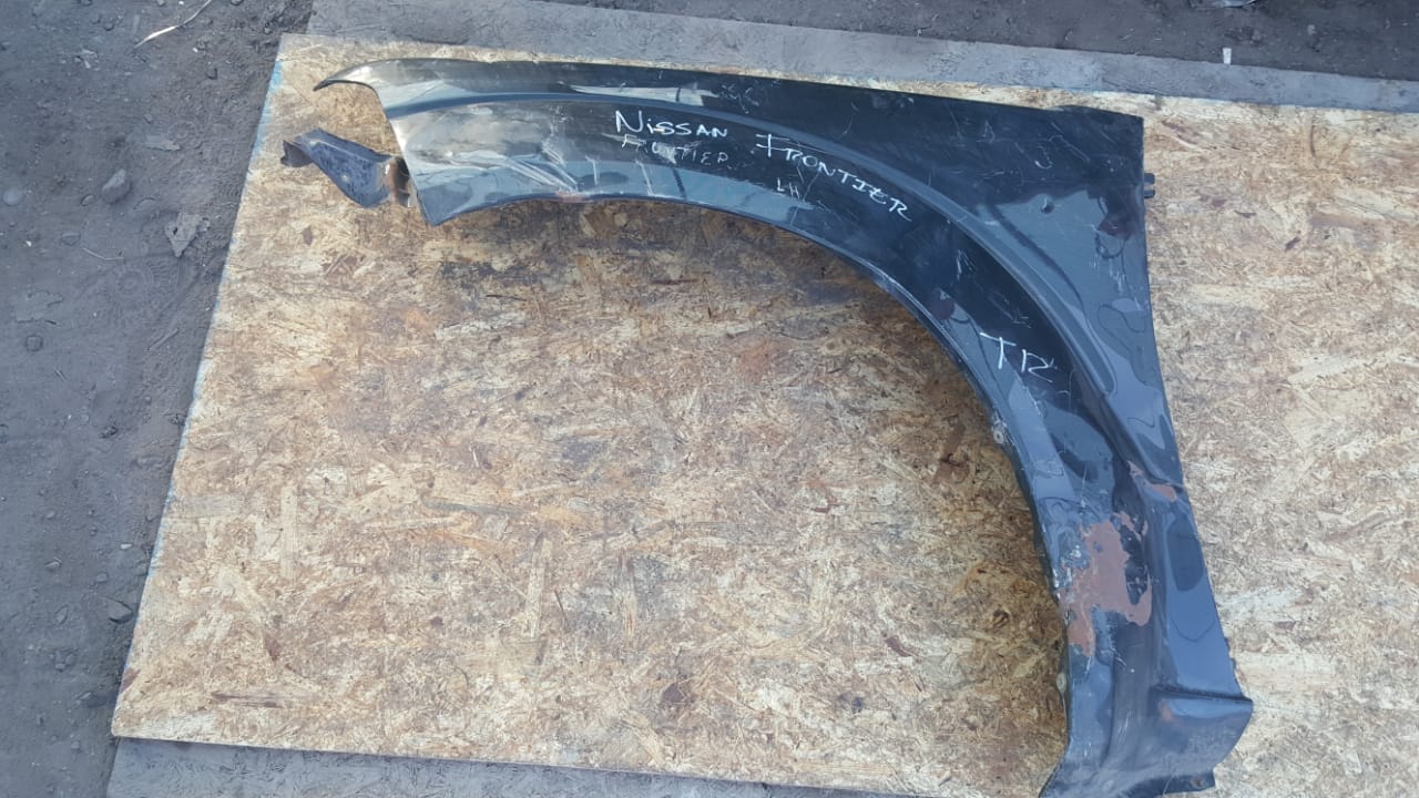 TAPABARROS IZQUIERDO CON DETALLE NISSAN FRONTIER 2005 AL 2014