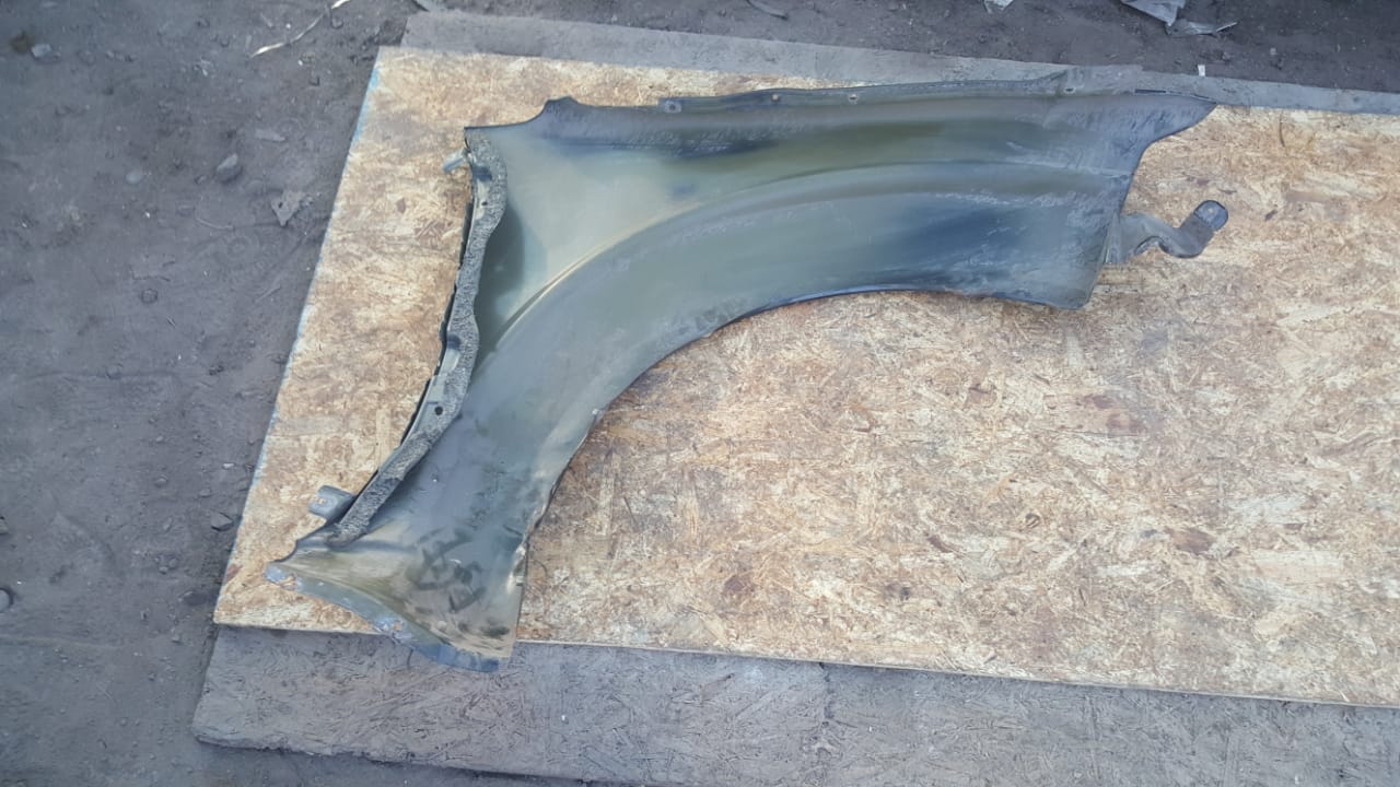 TAPABARROS IZQUIERDO CON DETALLE NISSAN FRONTIER 2005 AL 2014