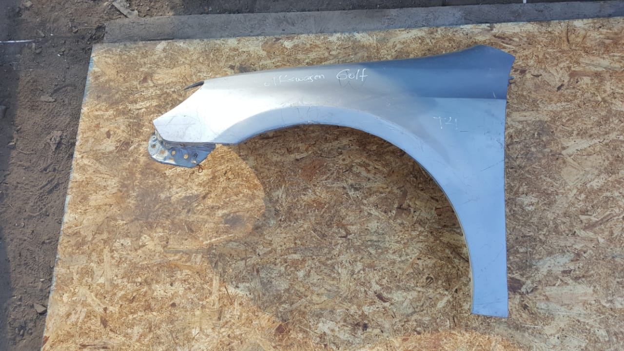 TAPABARROS DELANTERO IZQUIERDO VOLKSWAGEN GOLF 2010 AL 2014 CON DETALLES