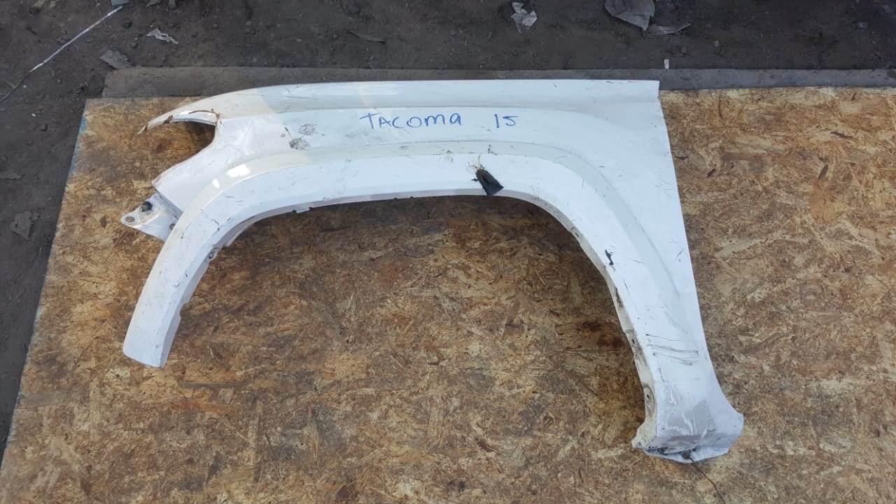 TAPABARROS IZQUIERDO TOYOTA TACOMA 2016 AL 2019