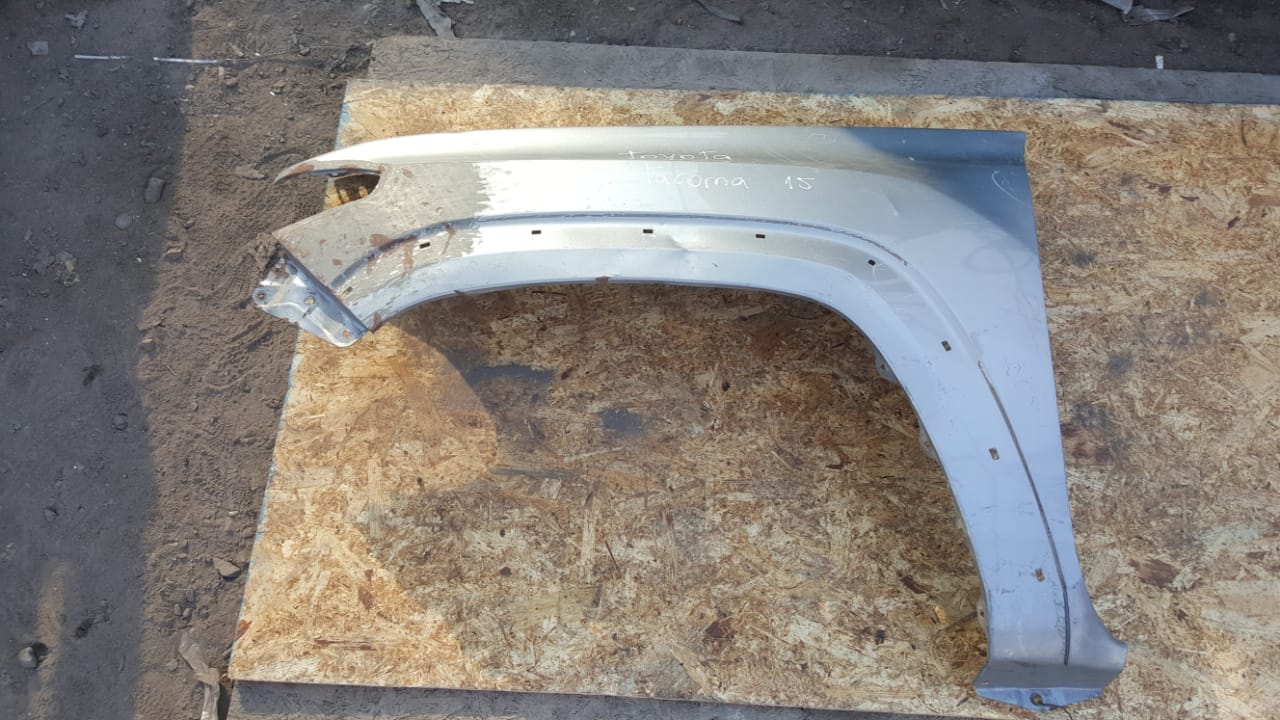 TAPABARRO IZQUIERDO GRIS TOYOTA TACOMA 2016 AL 2019