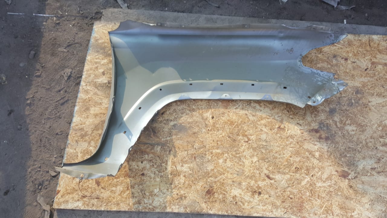 TAPABARRO IZQUIERDO GRIS TOYOTA TACOMA 2016 AL 2019