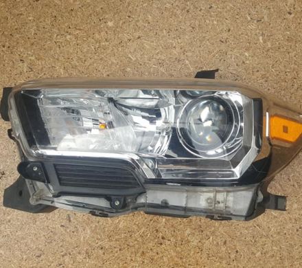 FARO DELANTERO IZQUIERDO TOYOTA TACOMA 2016 AL 2019