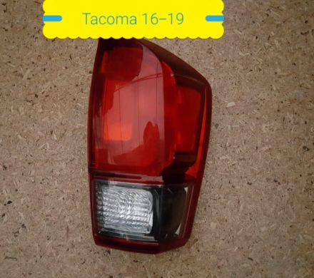 FARO POSTERIOR DERECHO TOYOTA TACOMA 2016 AL 2019