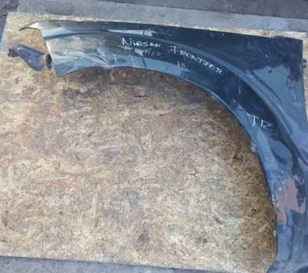 TAPABARROS IZQUIERDO CON DETALLE NISSAN FRONTIER 2005 AL 2014